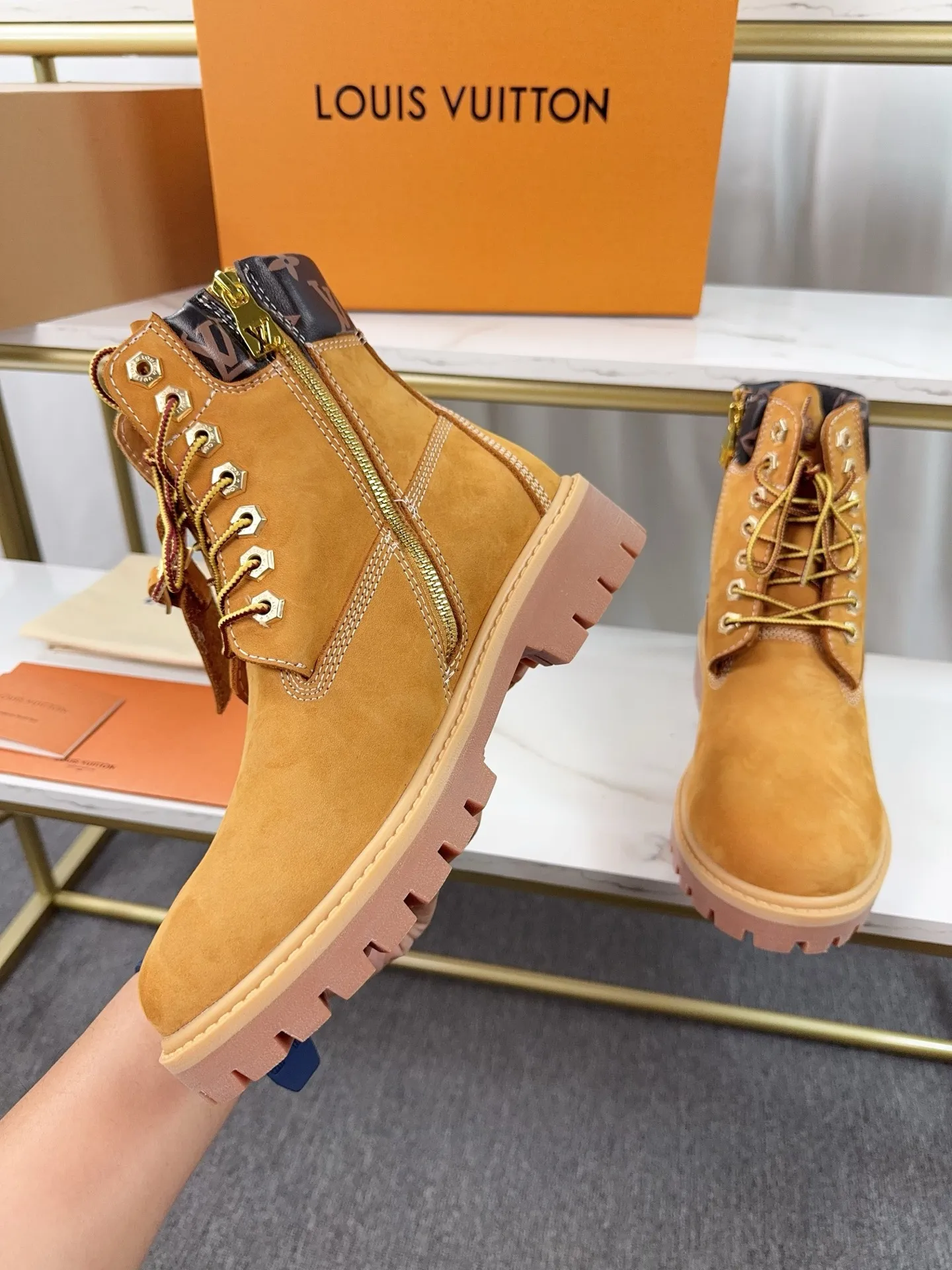 Couple model 💰700 ❤️Top version: Couple model LV x Timberland Timberland joint model Presbyopia Embossed Rhubarb boots Ankle boots Short boots LV x Timberland ankle boots are made of Monogram embossed waterproof nubuck cow leather, relying on the brand's exquisite craftsmanship to carefully reshape the classic Timberland 6-inch boot shape in Italy, and make an eye-catching appearance in 2024 created by Pharrell Williams with American workwear style Autumn and winter menswear show. Monogram embossed tongue, original Timberland laces and outsole are exquisite details, and the leather label expresses the cooperation logo. Exquisite packaging at the delivery counter🛍📦 ▪️Material: Original customized imported first-layer cowhide ▪️Inner lining: Original customized leather lining/mesh lining ▪️Outsole: Original molded anti-slip rubber material ▪️Sole thickness: 3.5CM ▪️Size: Women's 35-40 Men's 39-46